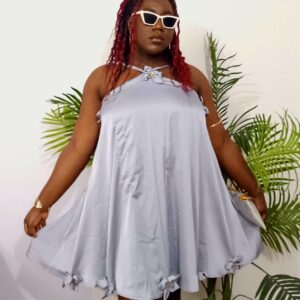 Robe de soirée courte évasée en polyester dos nu à fleurs appliquées